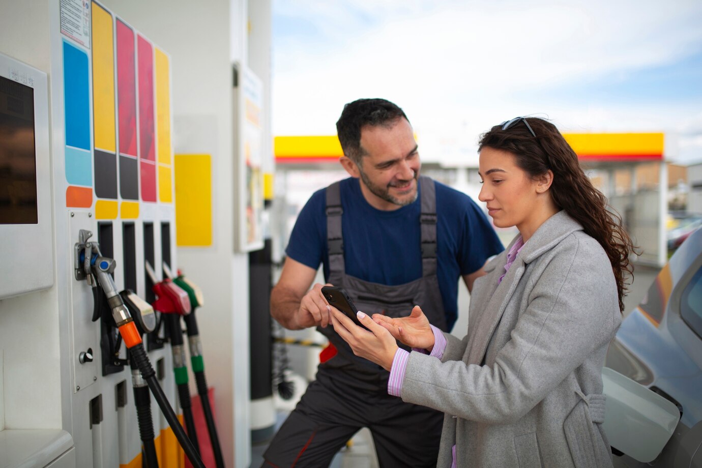 gente pasando tiempo gasolinera 23 2150440222