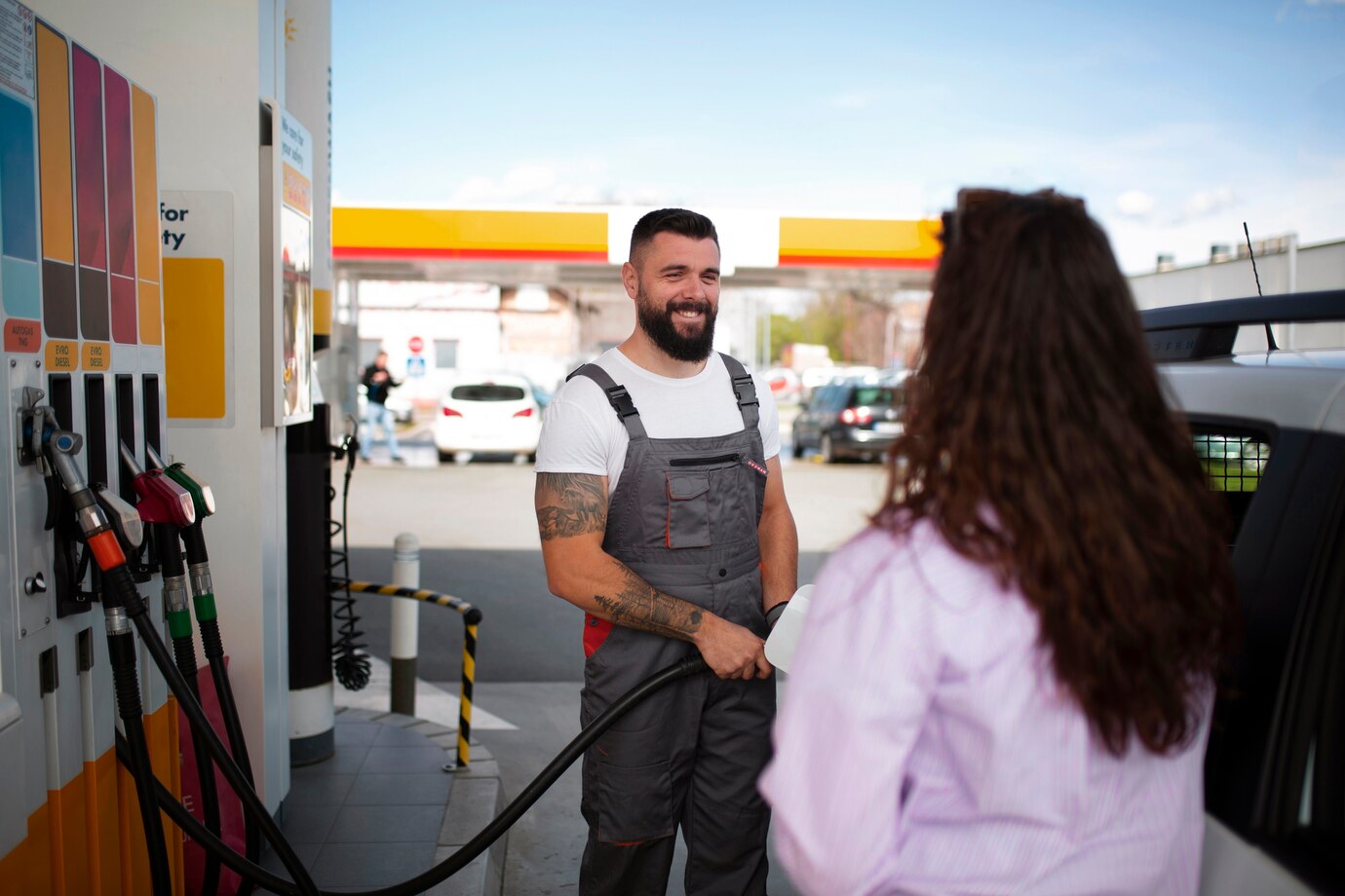 gente pasando tiempo gasolinera 23 2150440250