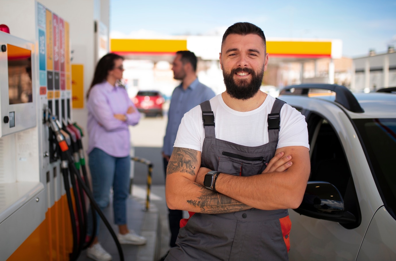 gente pasando tiempo gasolinera 23 2150440256