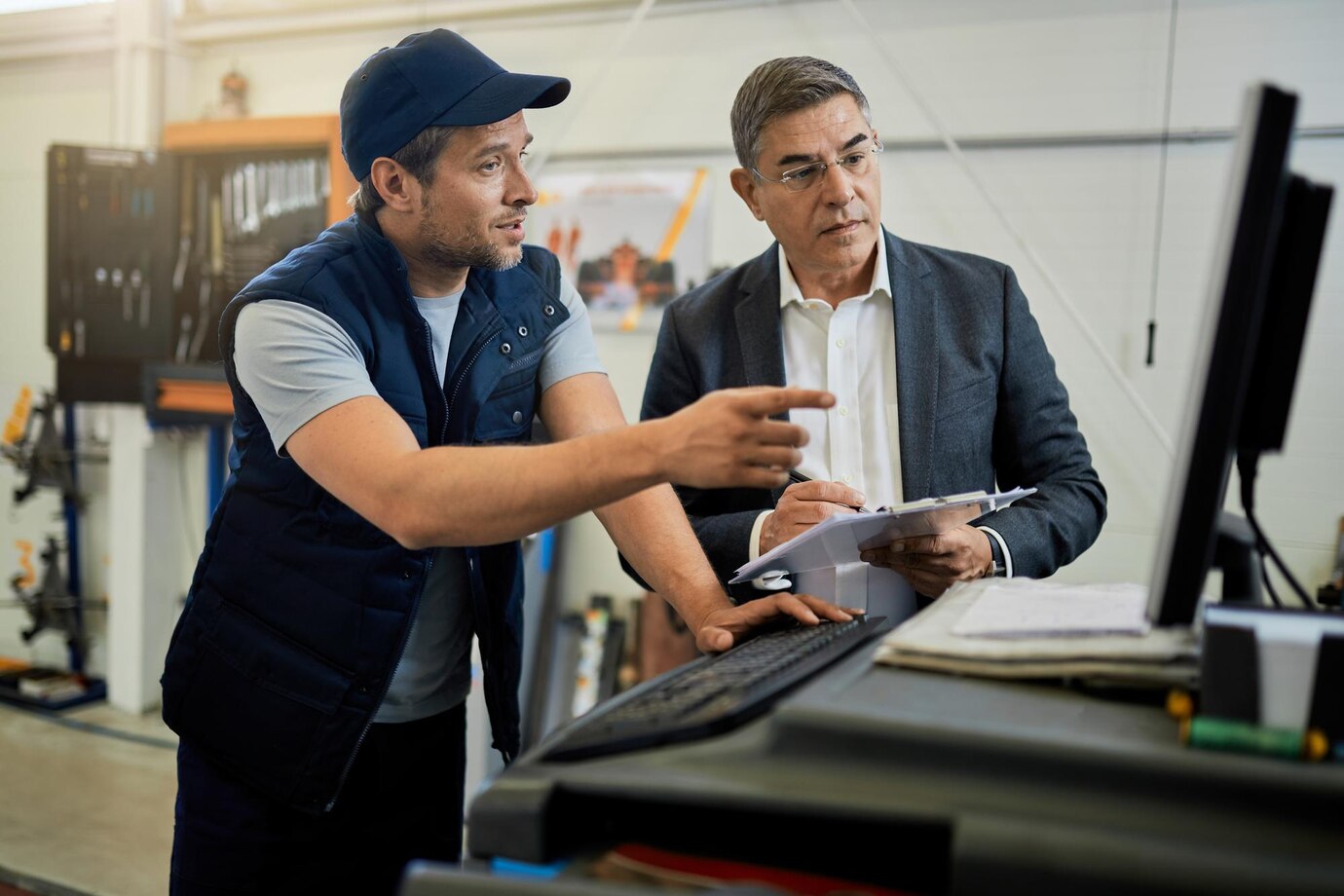 gerente adulto medio mecanico automoviles hablando mientras usa computadora taller reparacion automoviles 637285 7570