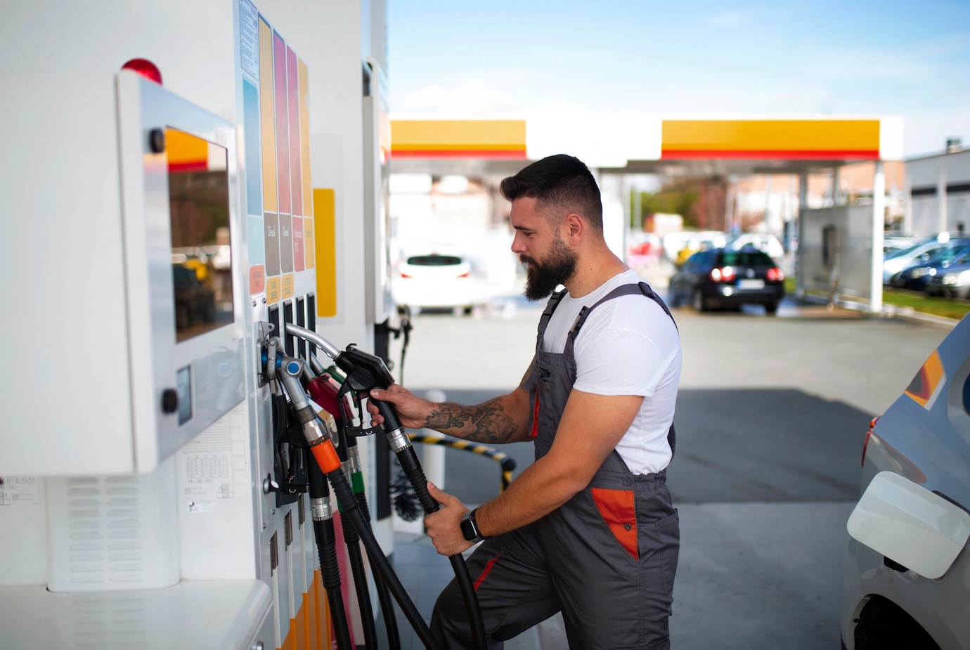 persona que pasa tiempo gasolinera 23 2150440252